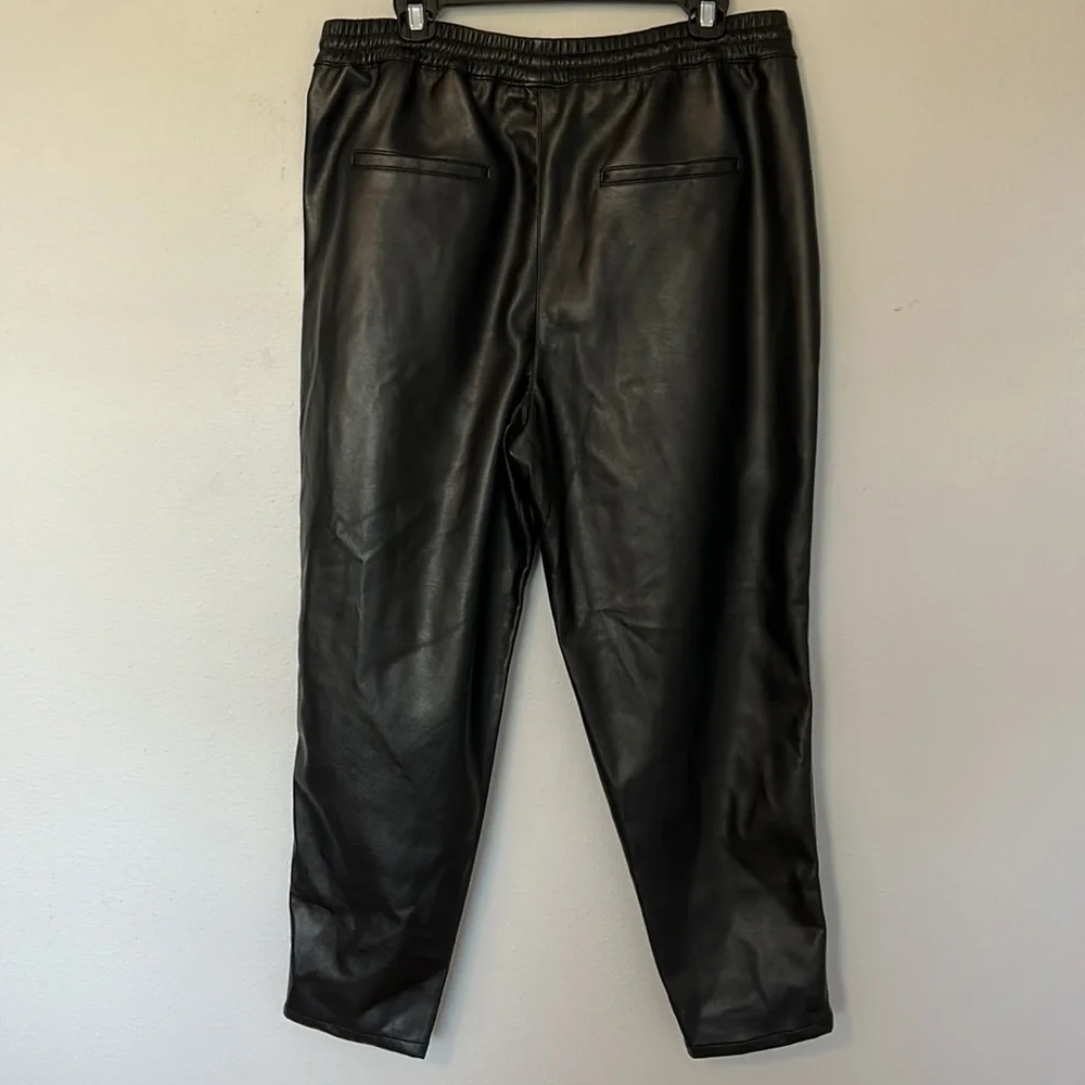 NWOT Blank NYC faux vegan leather cargo/utility style pants. Women’s 31 (12).